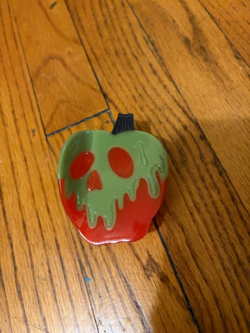 Apple Shaped Dripping Skull Compact - Red & Olive Green